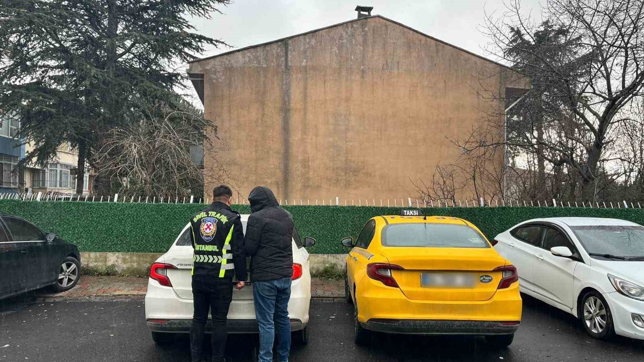 Yolcu seçtiği iddia edilen taksi şoförü trafikten men edildi
