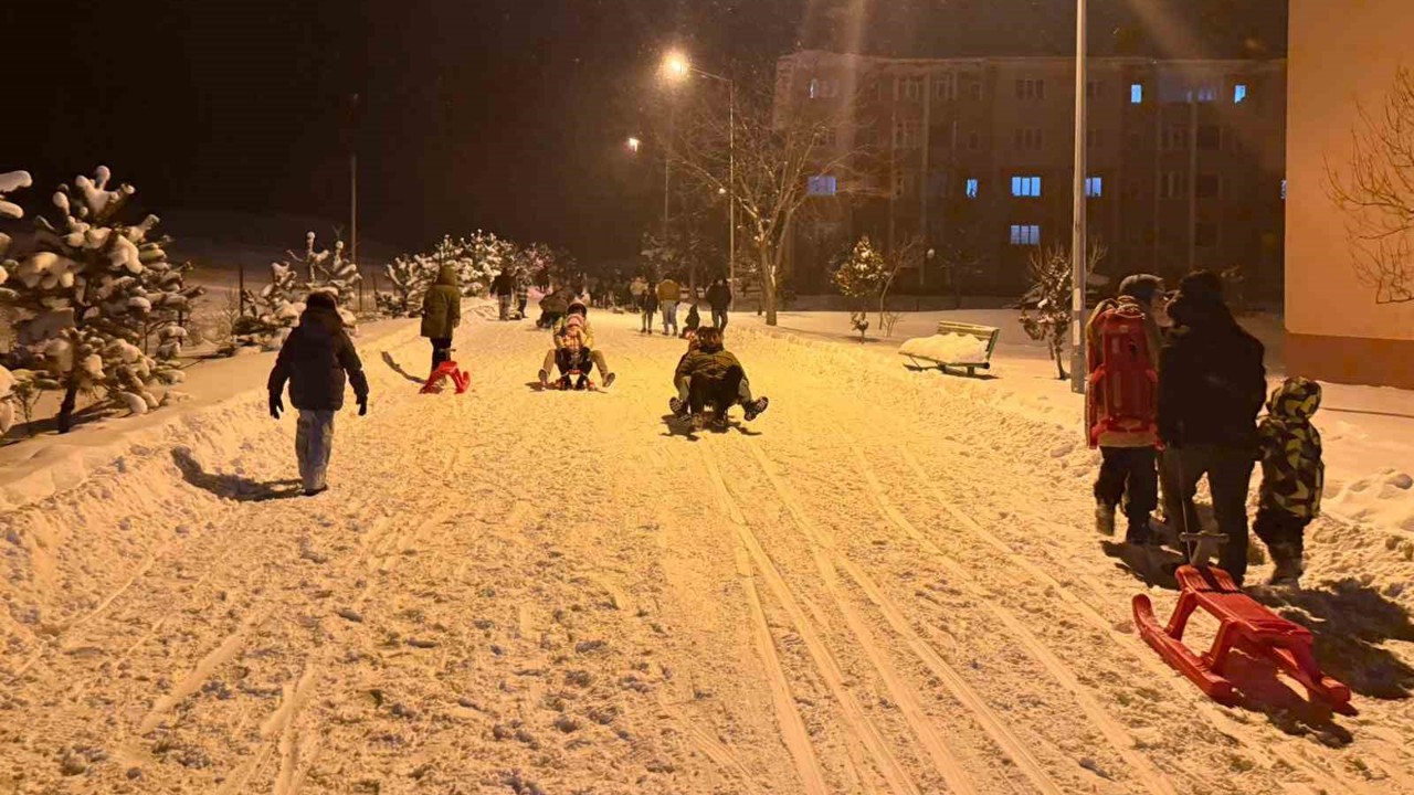 Demirözü’nde Kızak Festivali: Eksi 20 derecede halay çektiler, kızaklarla kaydılar
