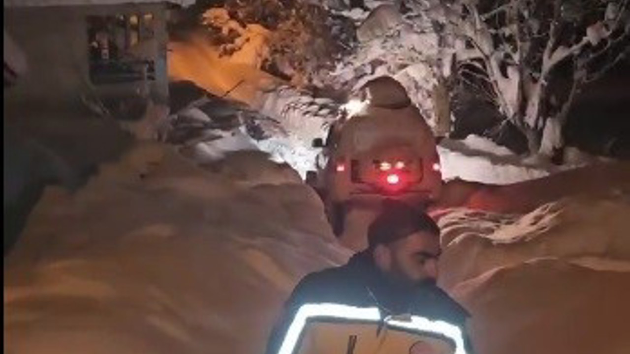 Tunceli’de kapalı yollar aşıldı, ayağı kırılan yaşlı kadın hastaneye ulaştırıldı
