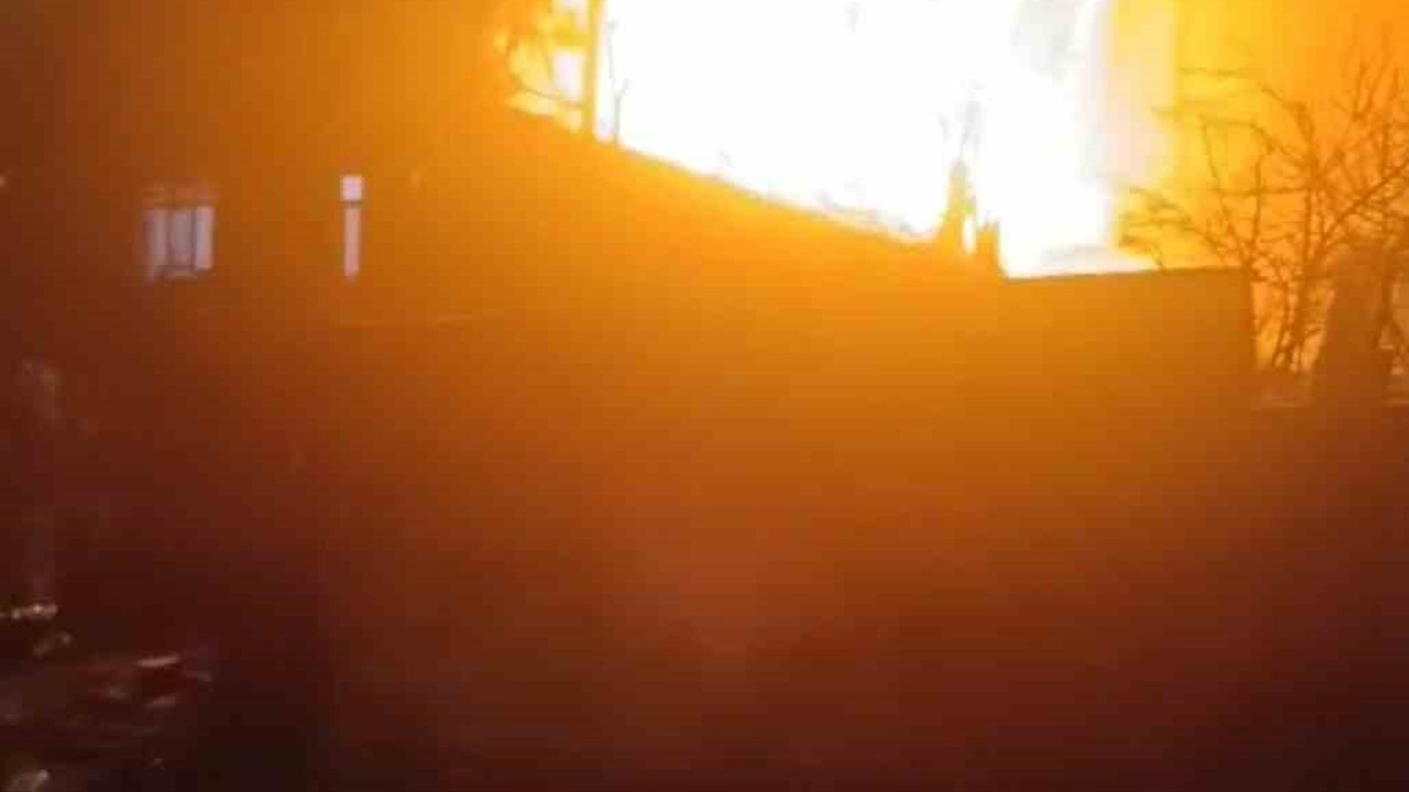 Ümraniye’de korkutan çatı yangını
