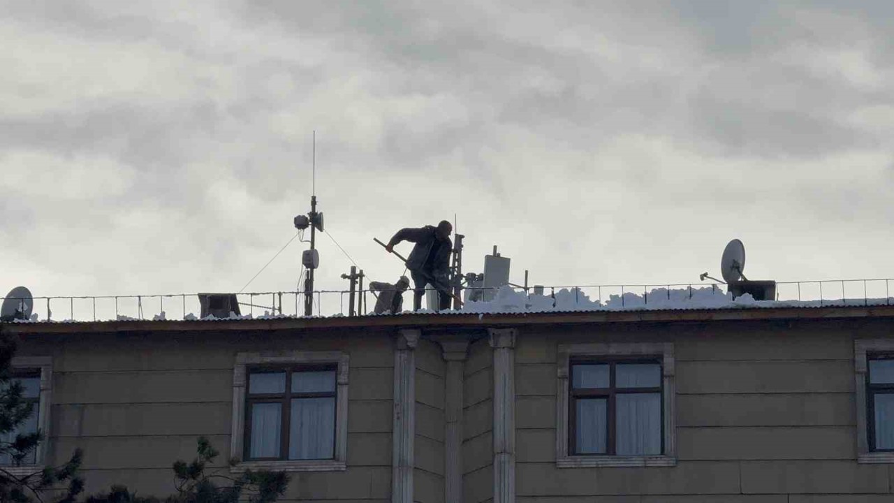 Tatvan’da çatılardaki kar ve buz kütleleri tehlike saçıyor
