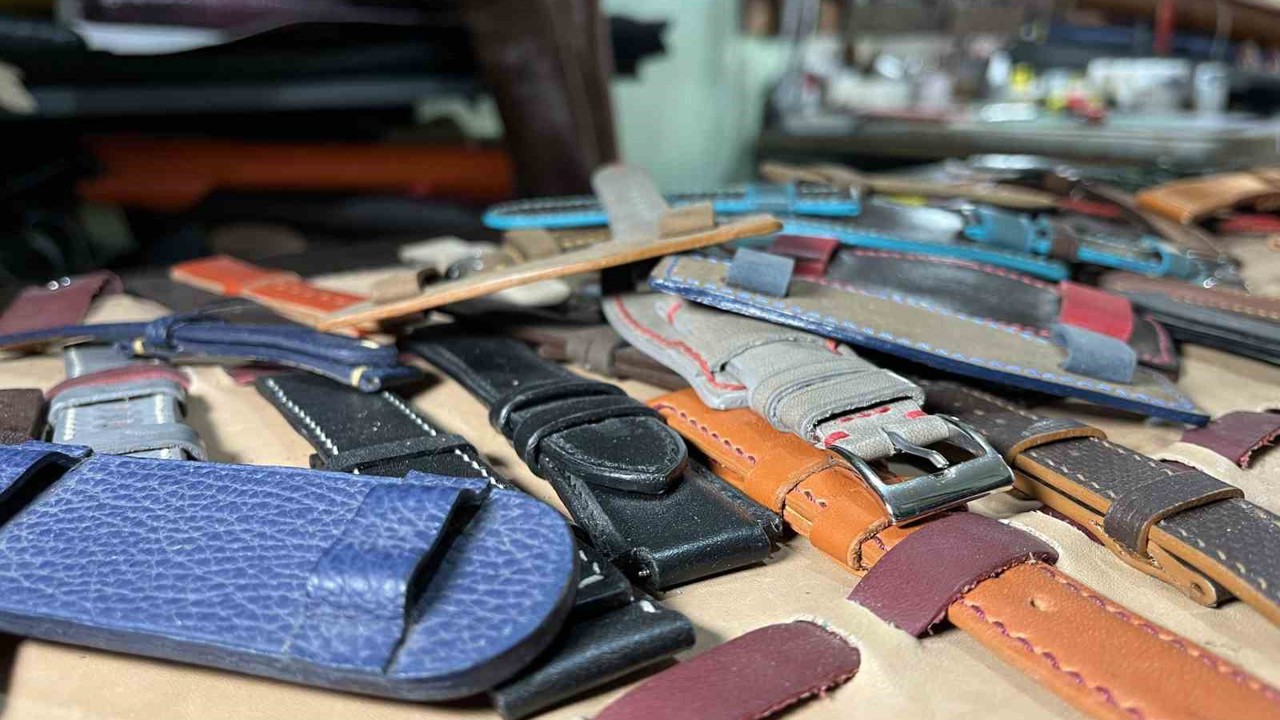 Deri ve sanatı buluşturup el emeğiyle saat kordonu yapıyor
