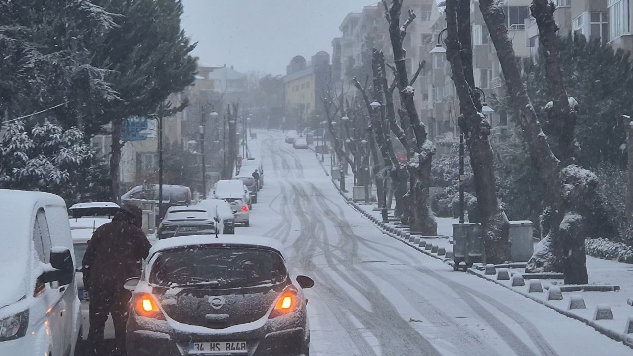 Silivri güne kar yağışı ile başladı
