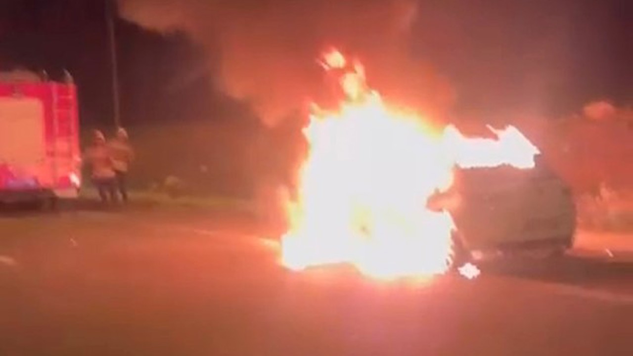 Hatay’da otomobil alevlere teslim oldu
