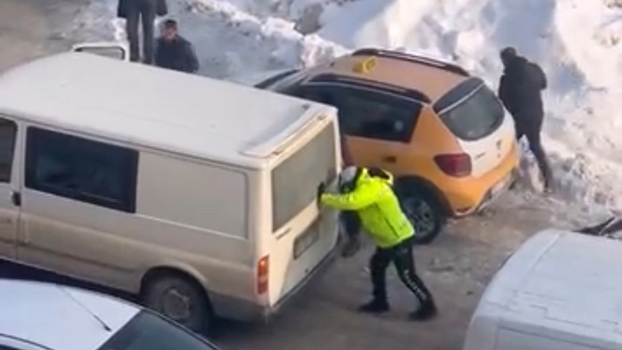 Yüksekova’da soğuk havada iç ısıtan hareket: Trafik polisi mahsur kalan aracı iterek kurtardı
