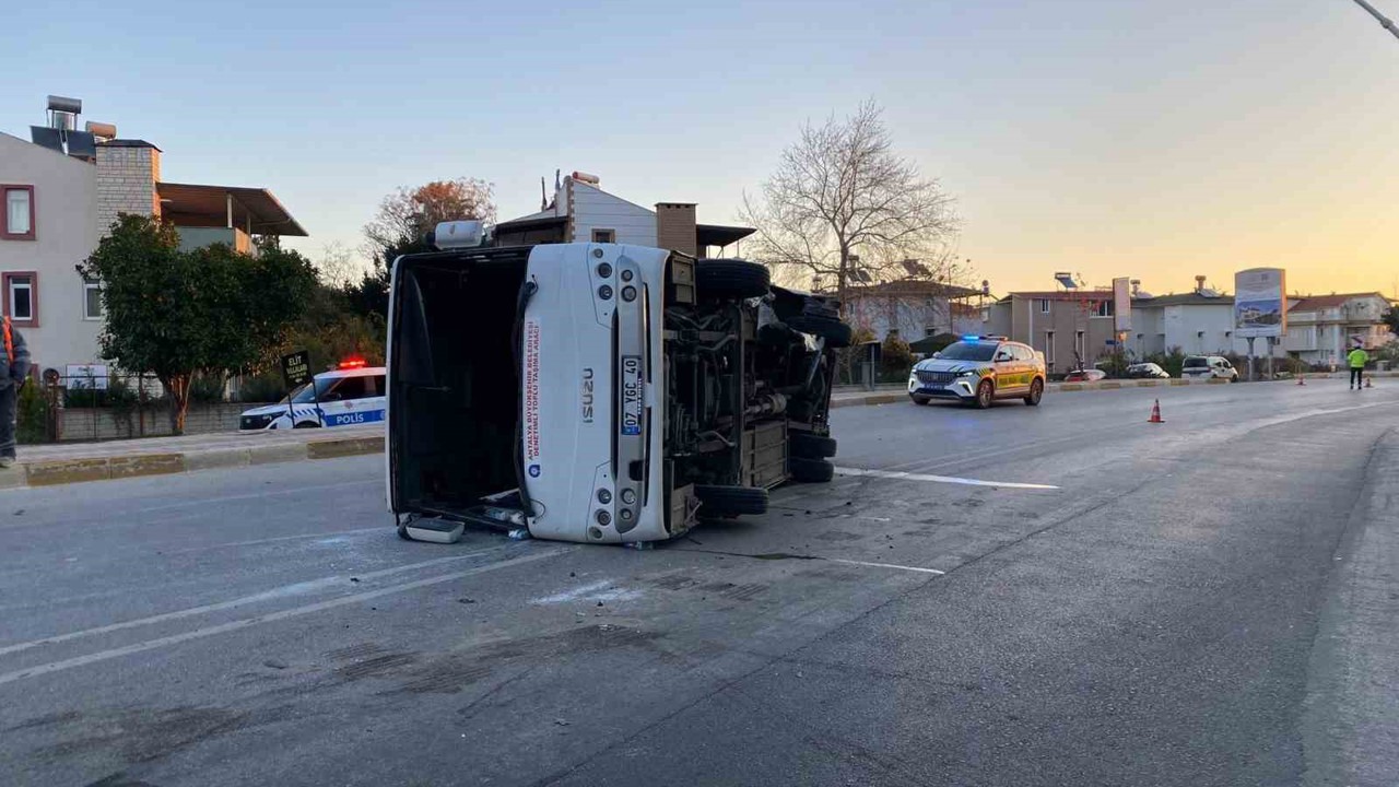 Antalya’da midibüs ile otomobil çarpıştı: 3 yaralı
