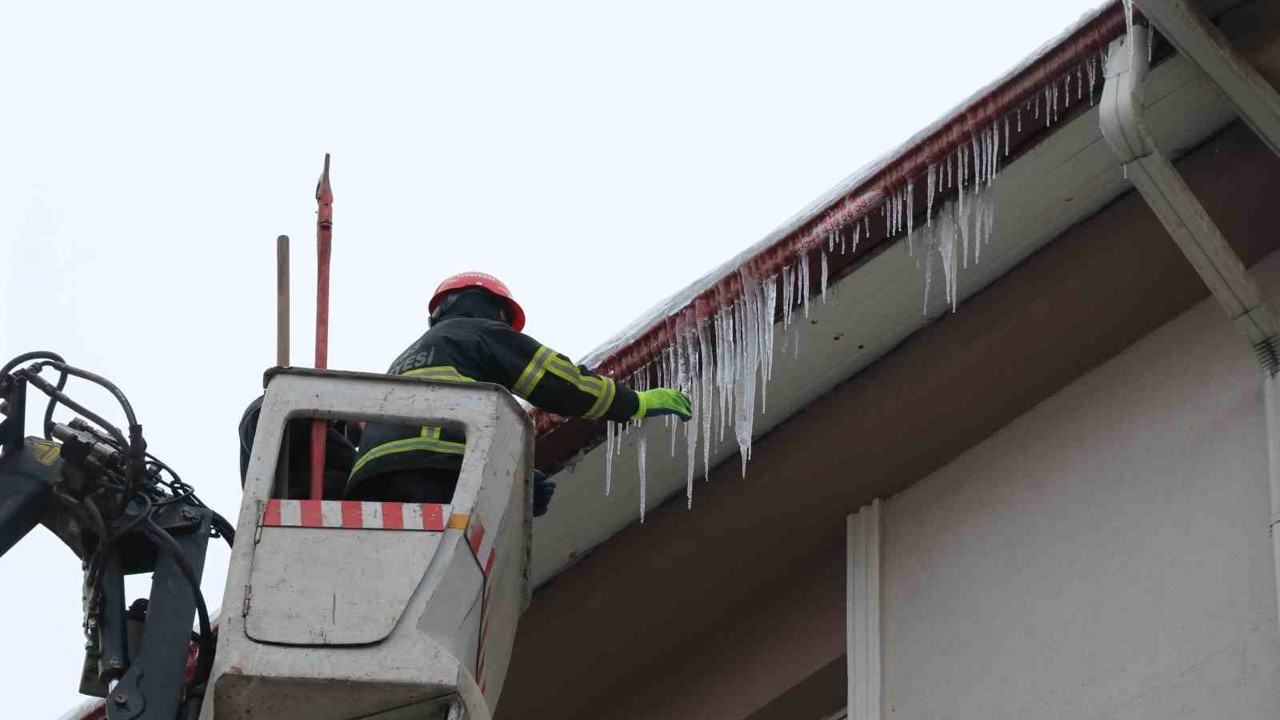 Sibirya soğukları buz sarkıtları oluşturdu, ekipler harekete geçti
