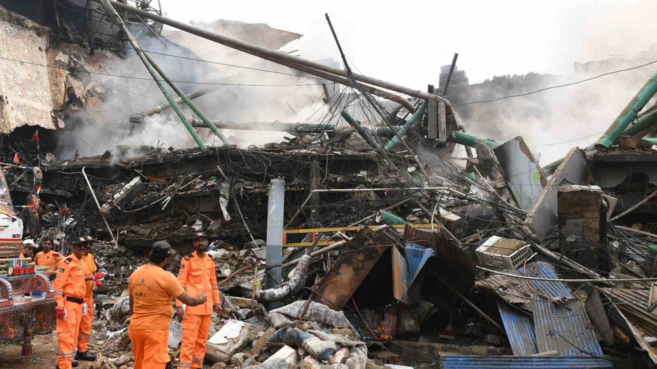 Pakistan’da alışveriş merkezinde yangın: 1’i itfaiye eri 6 ölü
