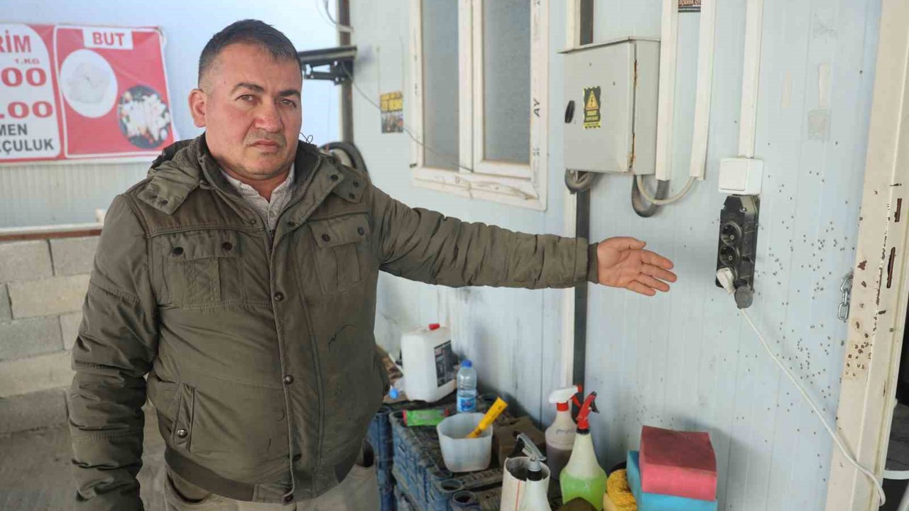 Film sahnelerini aratmayan görüntü: Motosikletle gelen maskeli 2 şahıs pompalı tüfeklerle iş yerini kurşunladı
