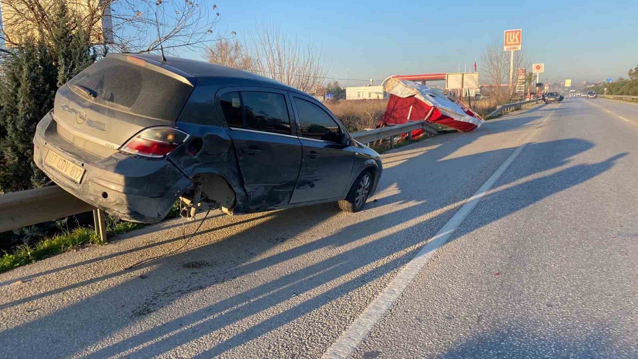 Kaza sonrası bariyerlerde asılı kaldı
