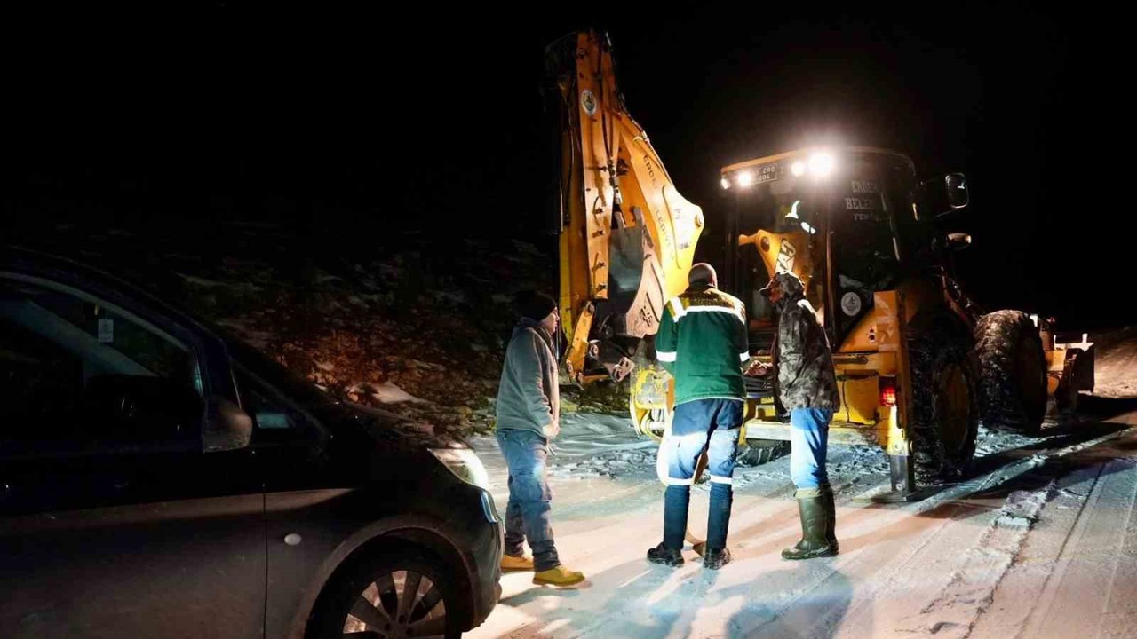 Araçlarıyla karlı ve buzlu yolda mahsur kalanları ekipler kurtardı
