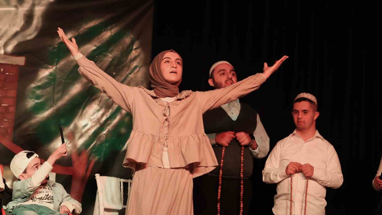 Engelli Bireyler Sahnede Usta Sanatçılara Taş Çıkarttı
