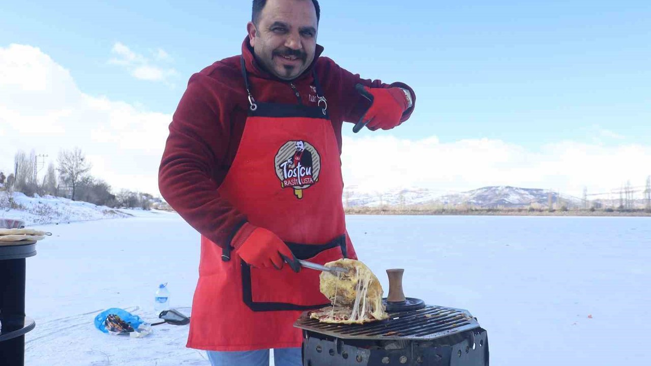 Meşhur tostçu, soğuk havada şov yapmak isterken kendini yaktı

