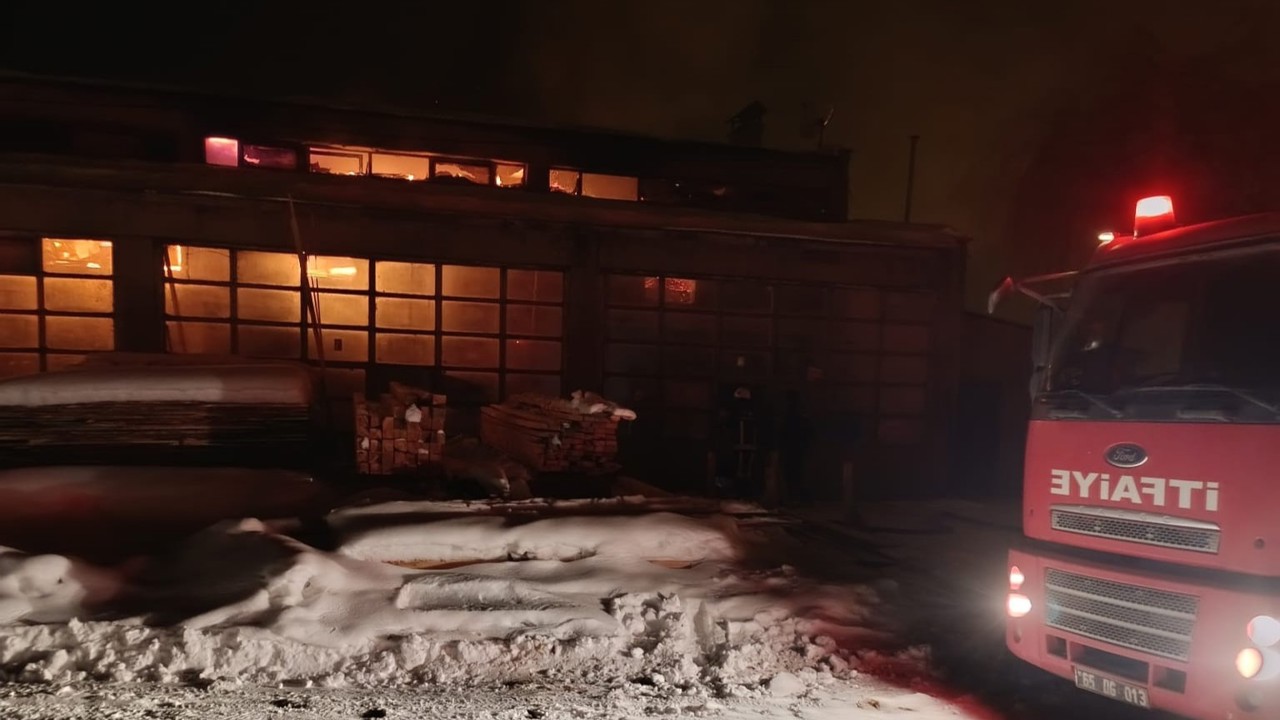 Erciş’te iş yeri yangını
