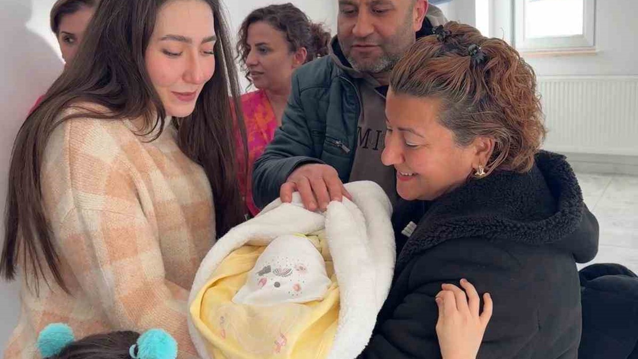 ‘Geçici Koruyucu Aile’ modelinin 100’üncü bebeği Ege Berk, Samsun’da koruyucu ailesiyle buluştu
