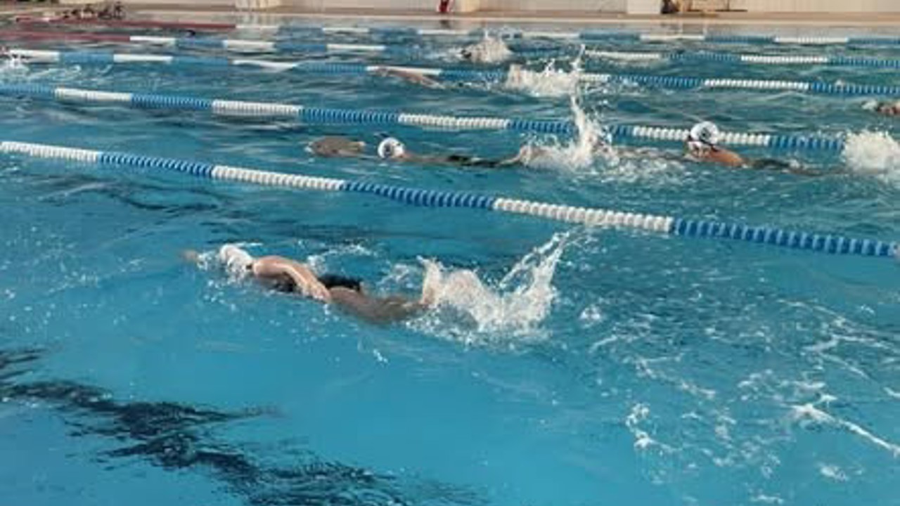 Bilecik’te spor okulları yüzme antrenmanları yoğun tempoyla sürüyor
