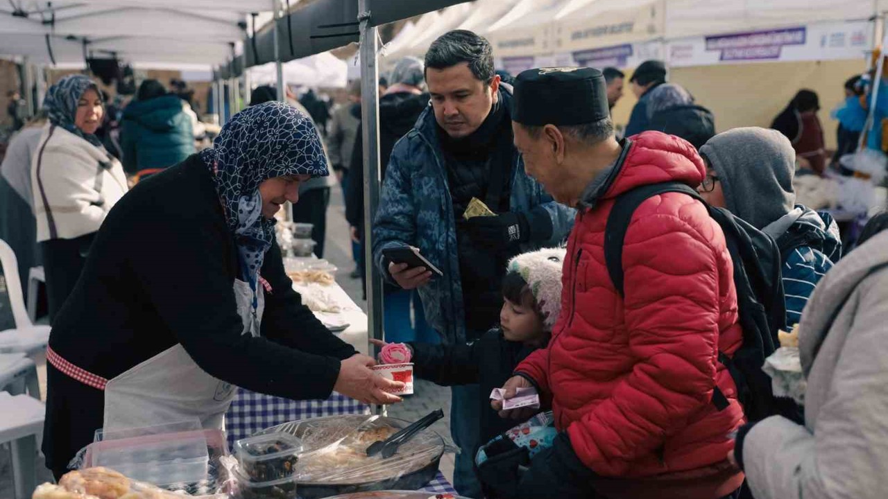 "Meydan Kadınların" dayanışma pazarına büyük ilgi

