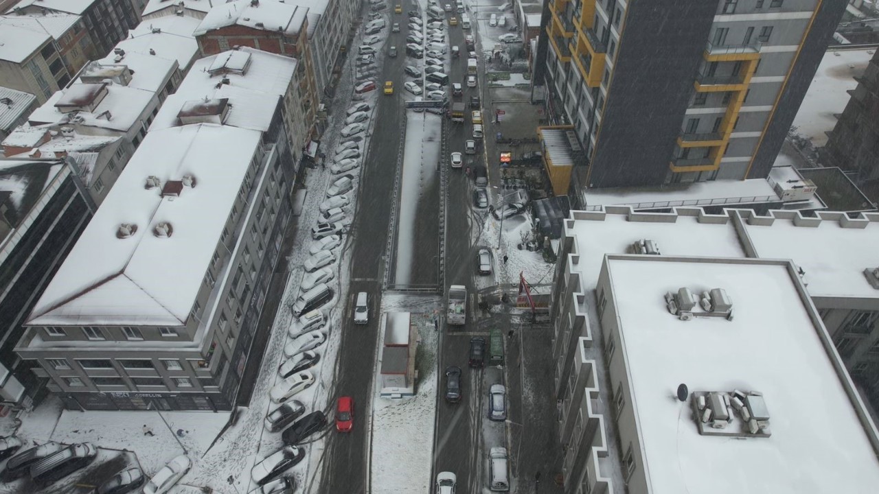 Esenyurt’ta kar yağışı etkili oluyor, beyaza bürünen bölge havadan görüntülendi

