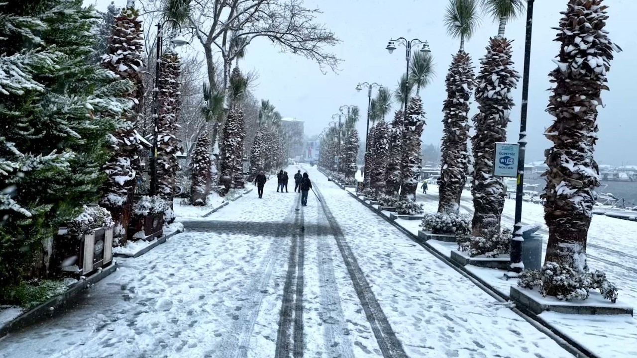 Silivri beyaz örtü ile kaplandı: Kar yağışı havadan görüntülendi
