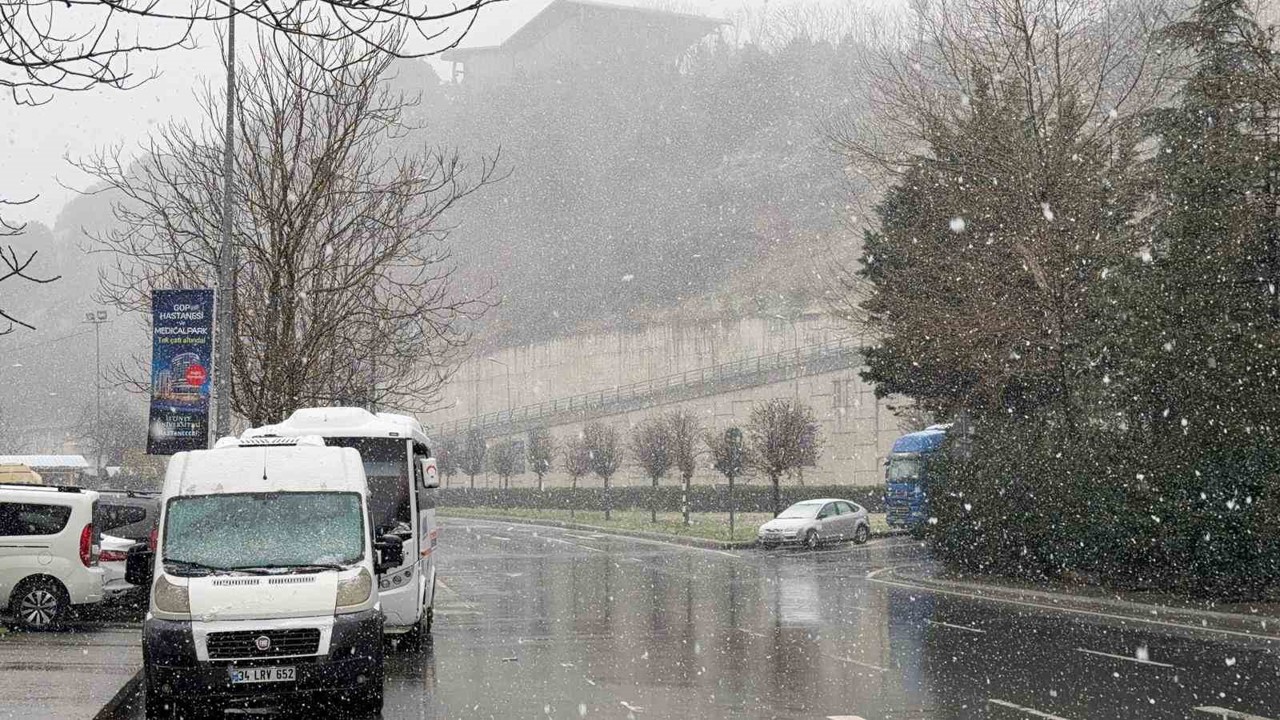 İstanbul’da kar yağışı aralıklarla etkisini sürdürüyor
