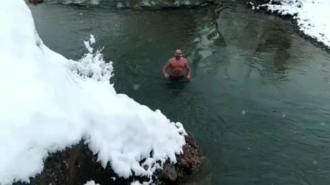 Tunceli’de sıra dışı anlar: Aynı vadide su samurları ve buz gibi suda yüzen gençler dikkat çekti
