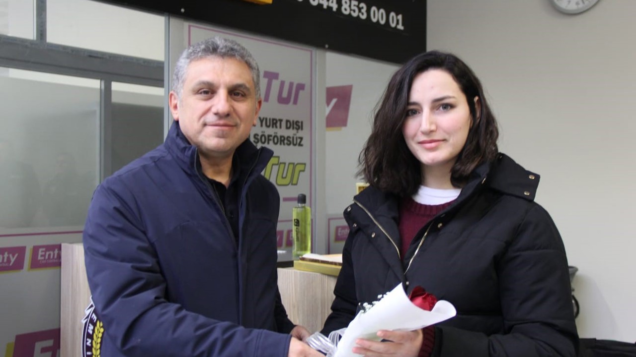 Şırnak’a atanan öğretmenlere havalimanında çiçekli karşılama
