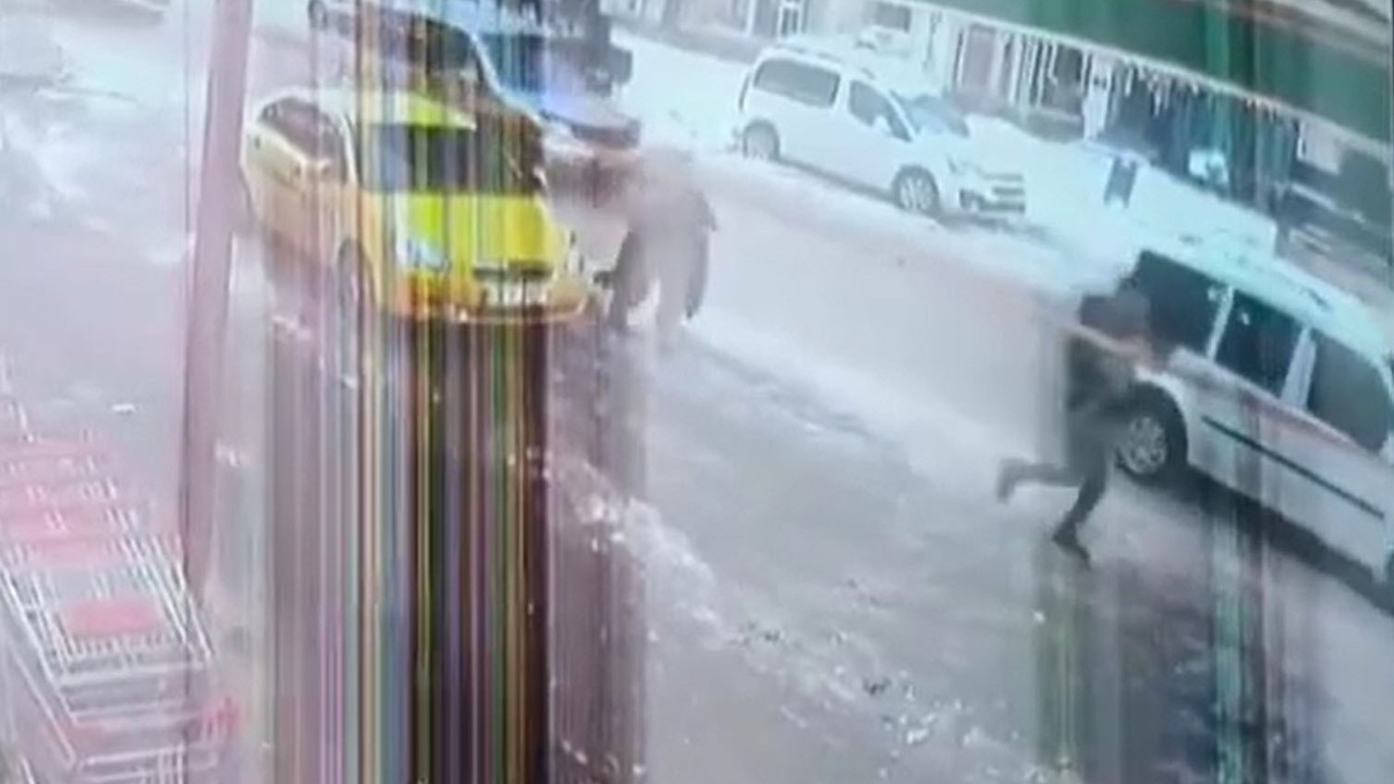 Trafik kilitlenince taksiden indi, havale geçiren çocuğu kucağında hastaneye taşıdı
