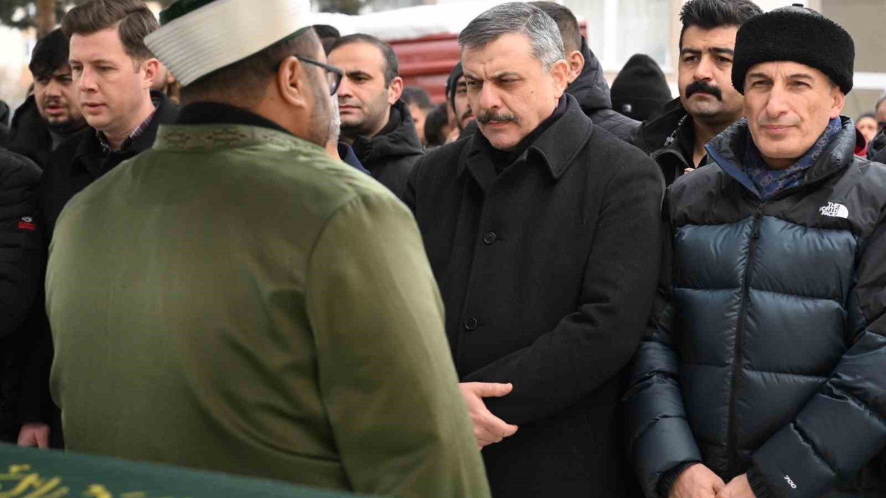 Yangında hayatını kaybeden 2 kişi gözyaşları arasında toprağa verildi
