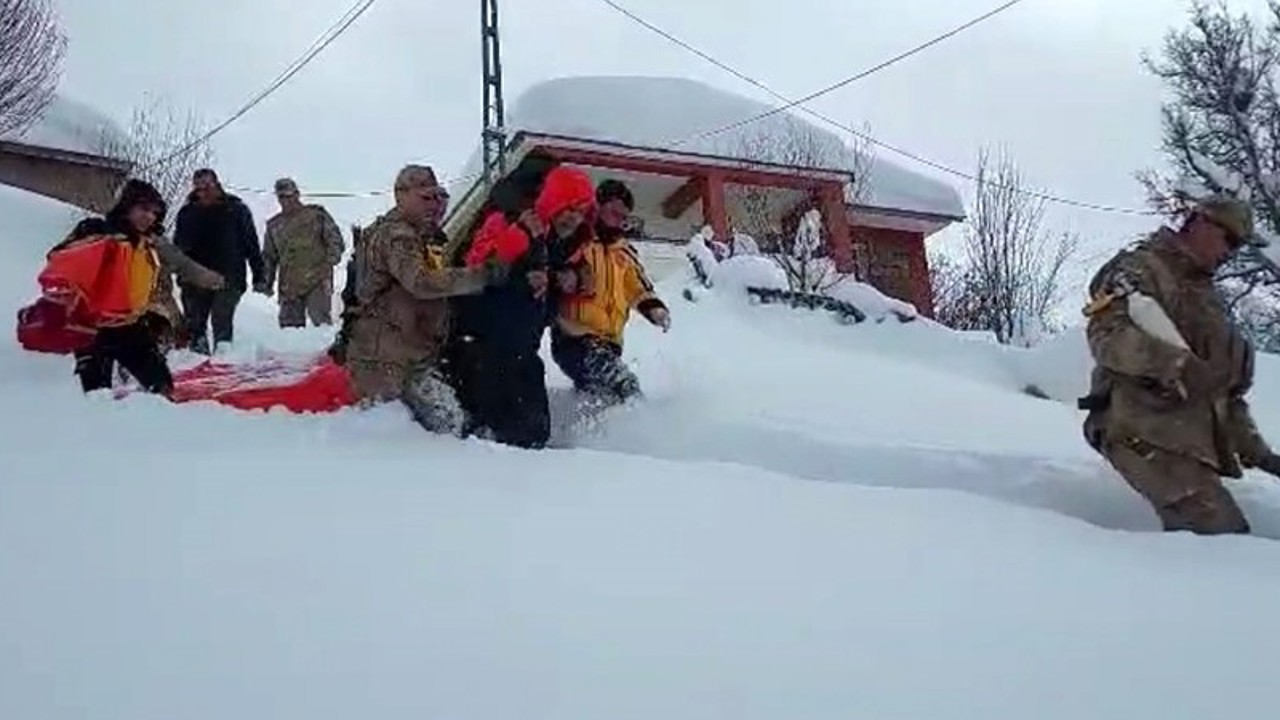 Tunceli’de ekipler 1 kilometre yürüdü, hasta hastaneye ulaştırıldı

