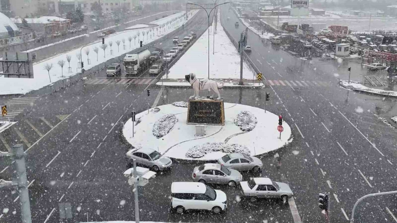 Aksaray yağan karla beyaza büründü
