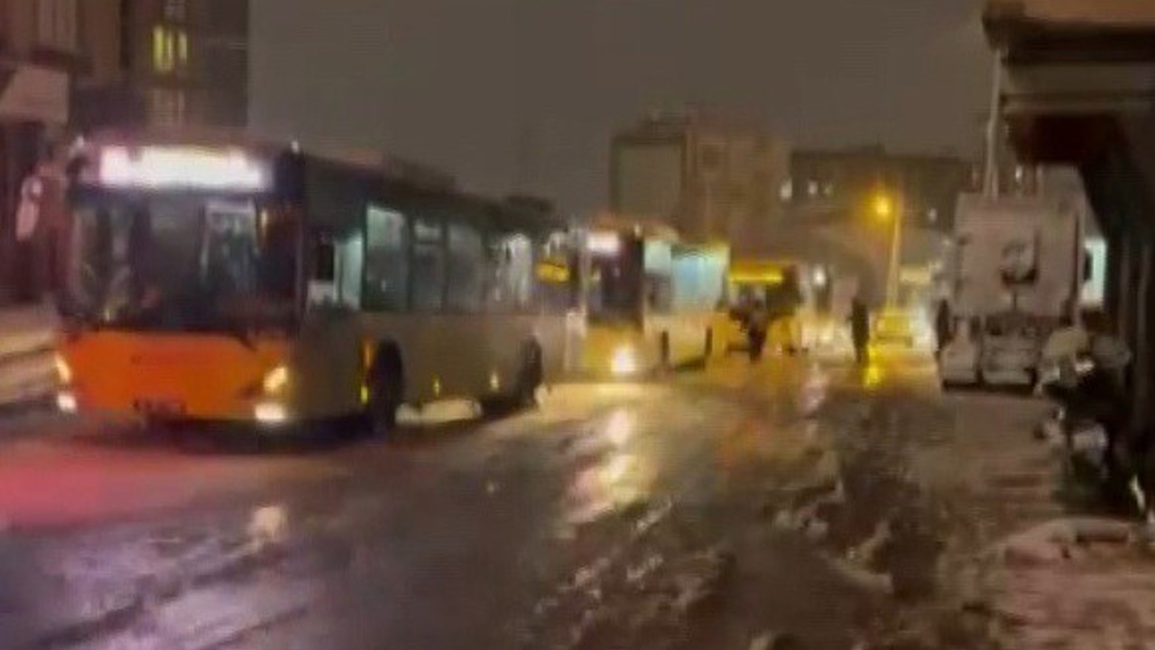Pendik’te ekipler karları temizledi, lastiği uygun olmayan İETT otobüsü yolda kaldı
