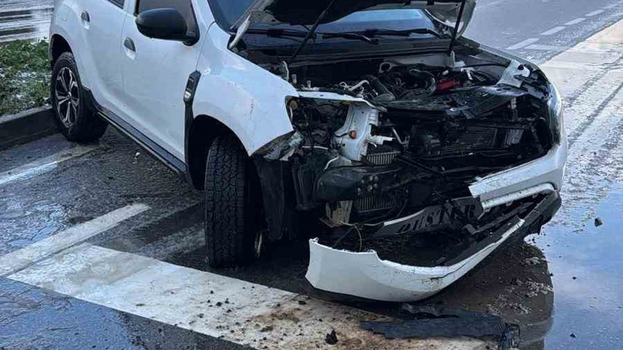 Otomobil yoldan çıkarak tabelaya çarptı: 8 kişi kazayı yara almadan atlattı
