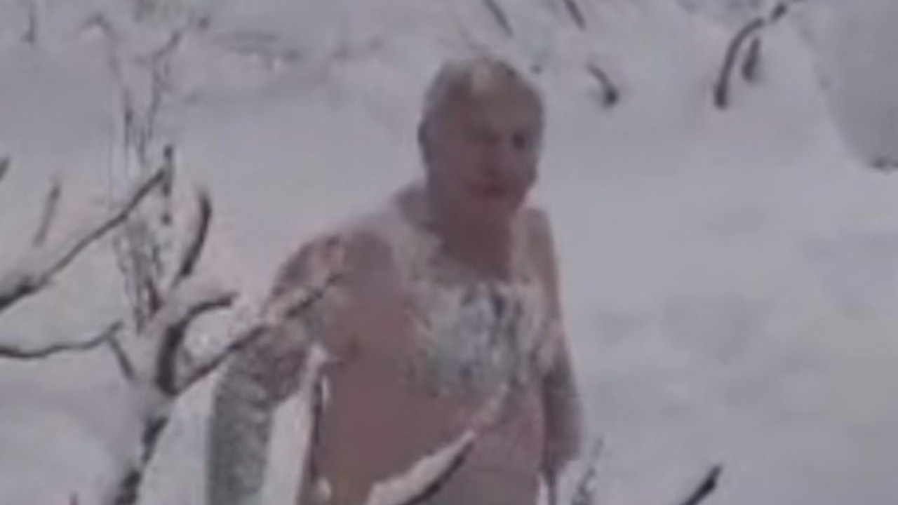 "Denize giremedik bari karda yüzelim" dedi, karda kulaç attı
