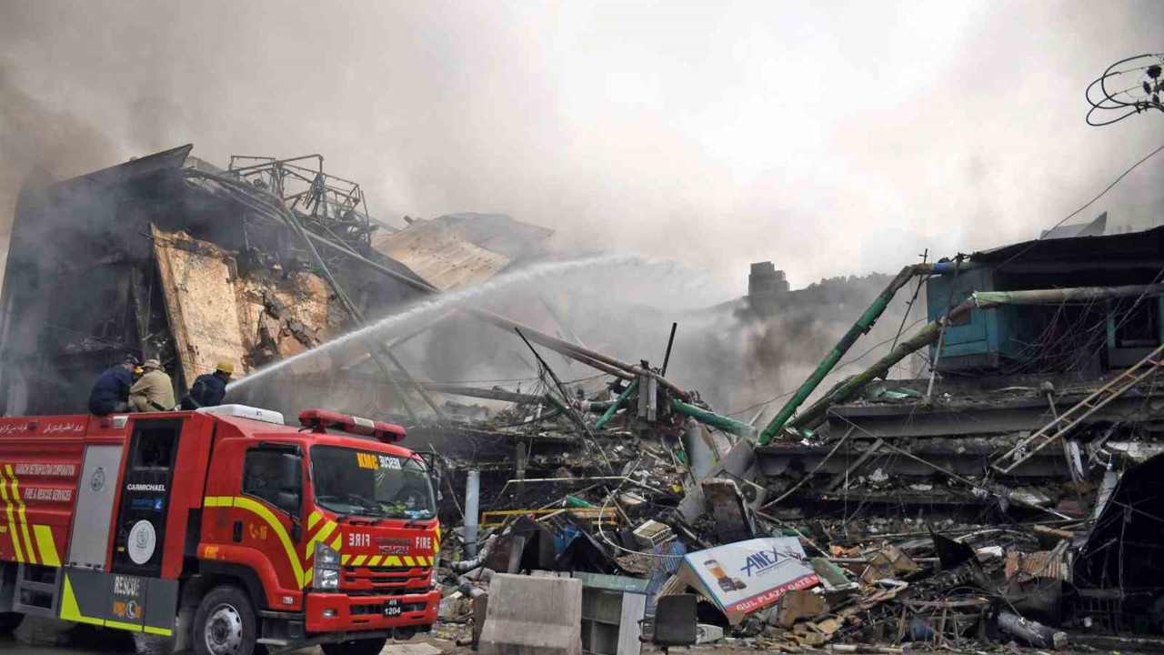 Pakistan’da AVM yangınında can pazarı: Alevlerden kaçarken metrelerce yüksekten yere çakıldı
