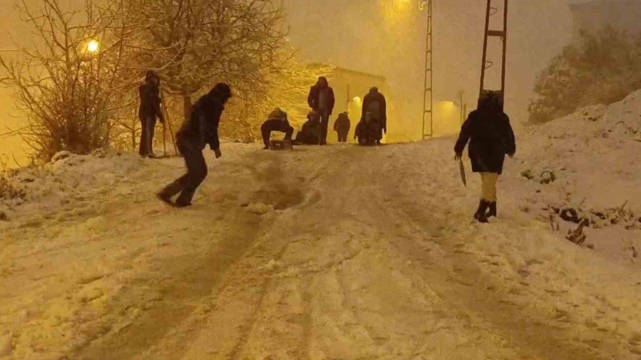 İstanbul’da kar sonrası sokaklar oyun alanına döndü
