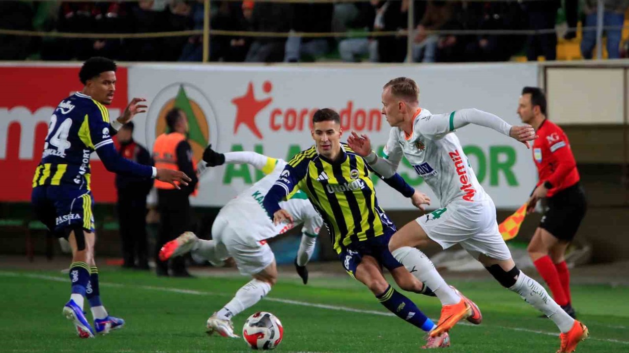Trendyol Süper Lig: Corendon Alanyaspor: 2 - Fenerbahçe: 3 (Maç sonucu)
