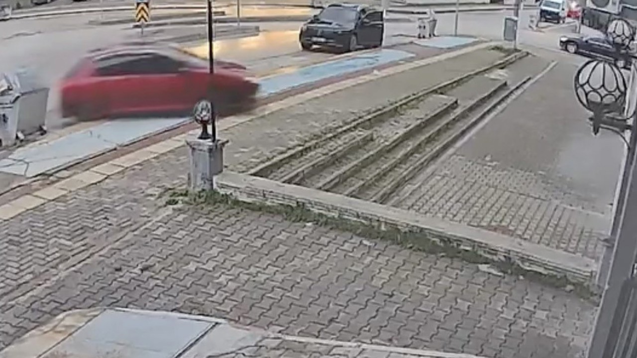 Direksiyon dersinde fren yerine gaza bastı: Otomobil dükkânın önüne uçtu
