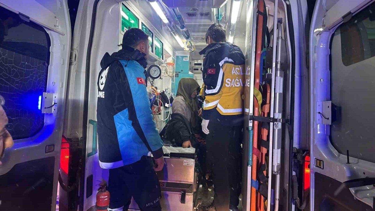 Karlı yollar aşıldı, hasta kadın kurtarıldı
