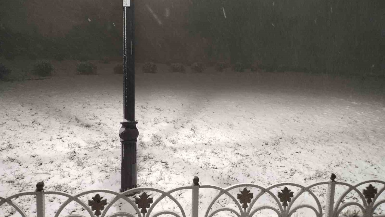 İstanbul Anadolu Yakası’nda kar yağışı etkisini arttırdı
