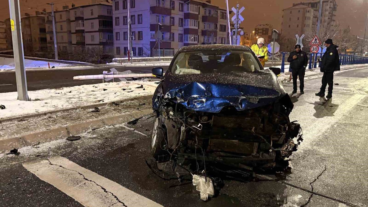 Yük treniyle çarpışan SUV aracın sürücüsü yara almadan kurtuldu
