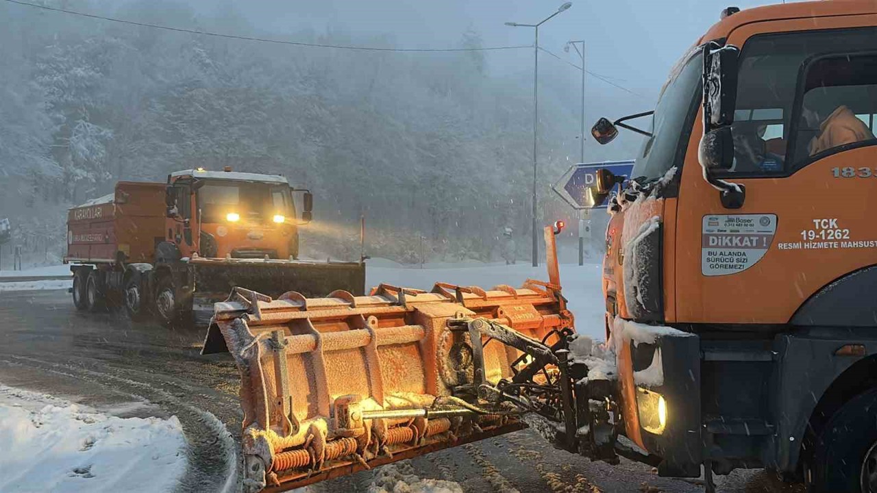 Bolu Dağı geçişinde kar ve hafif sis etkili oluyor
