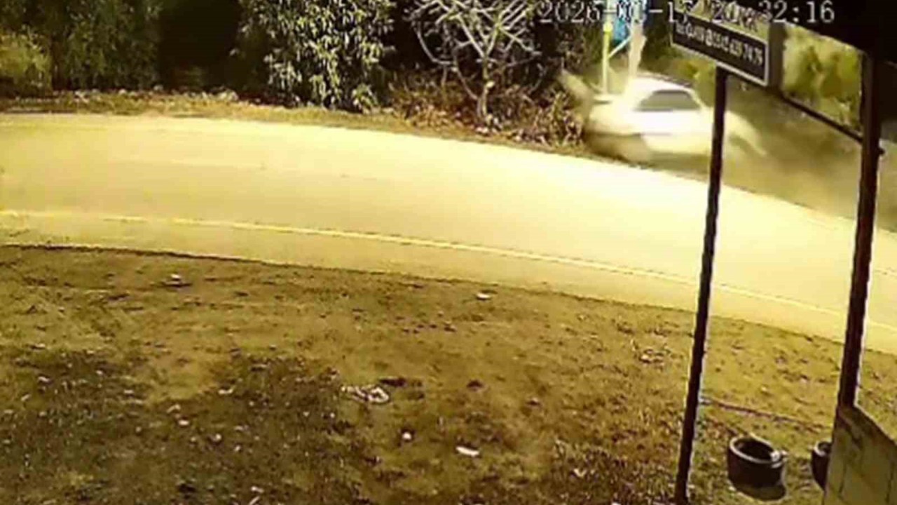 Otomobilin elektrik direğine saplandığı kaza kamerada
