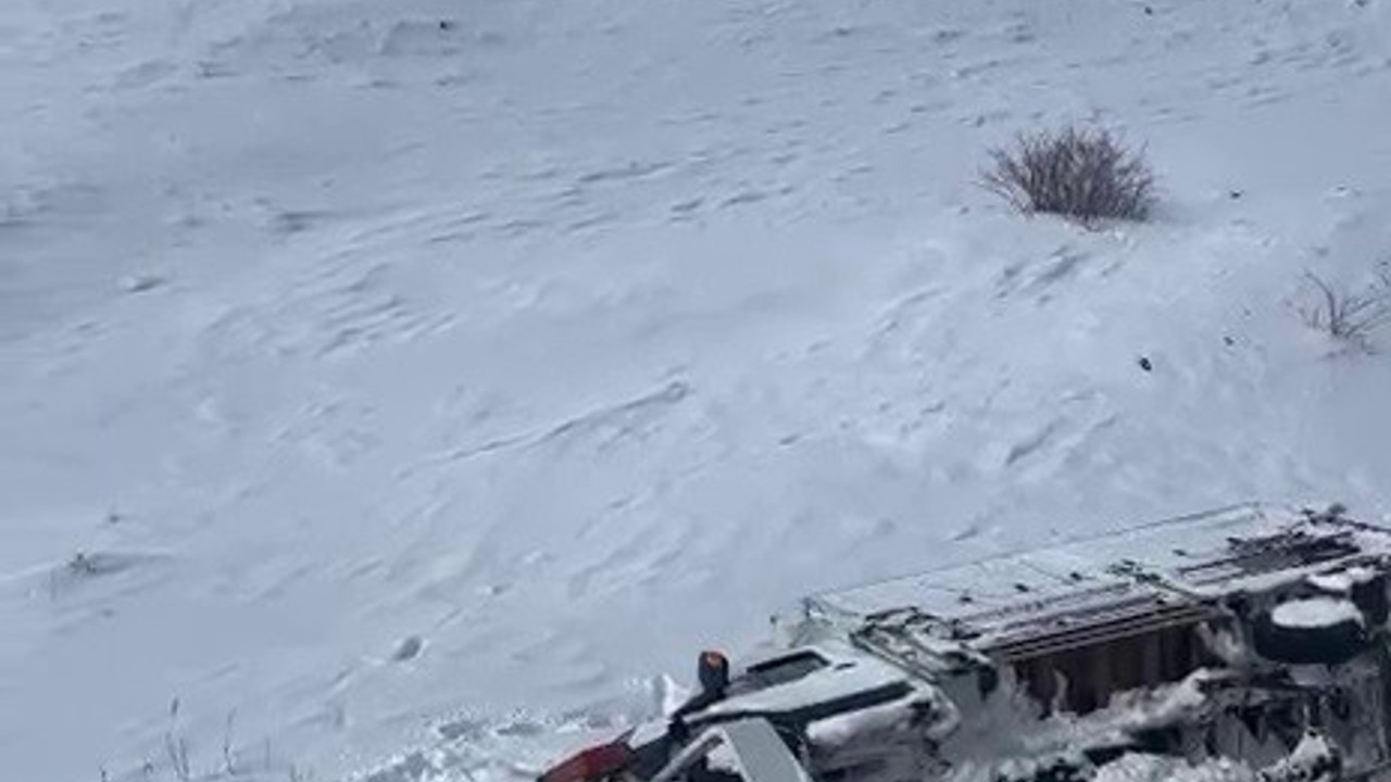 Çekici taşıdığı araç ile şarampole devrildi
