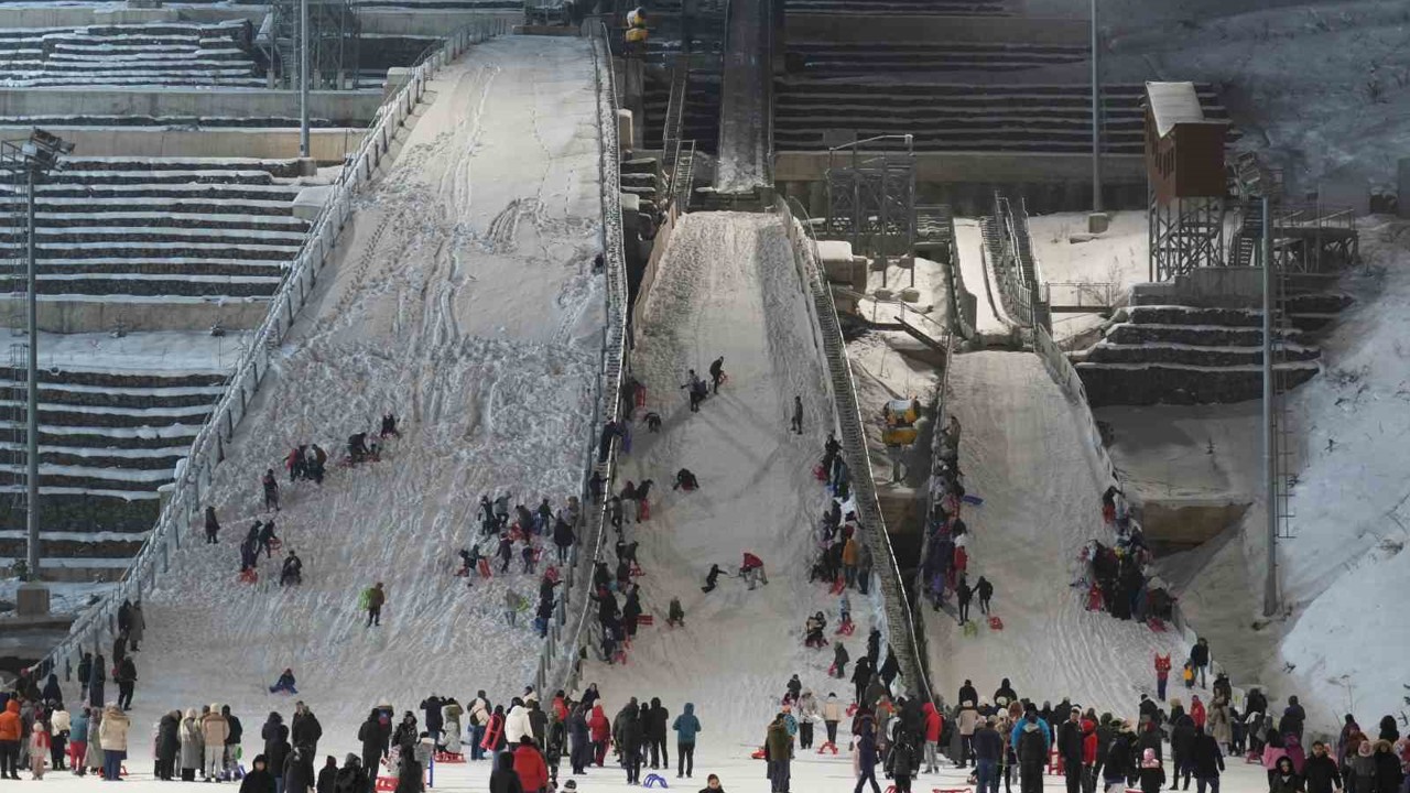 Atlama kuleleri pistinde kızak keyfi
