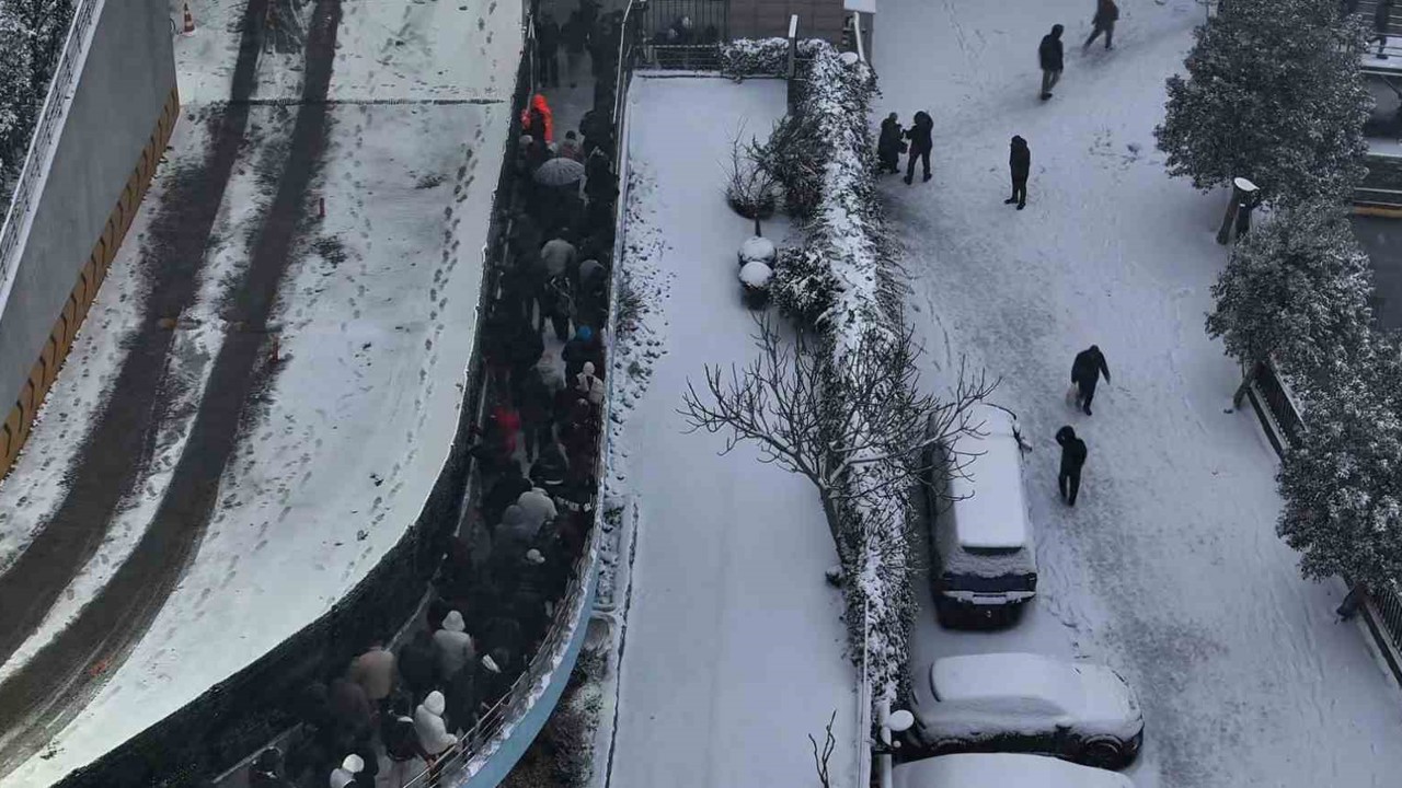 Karlı kaplı yollarda yürüyen vatandaşların karla imtihahı
