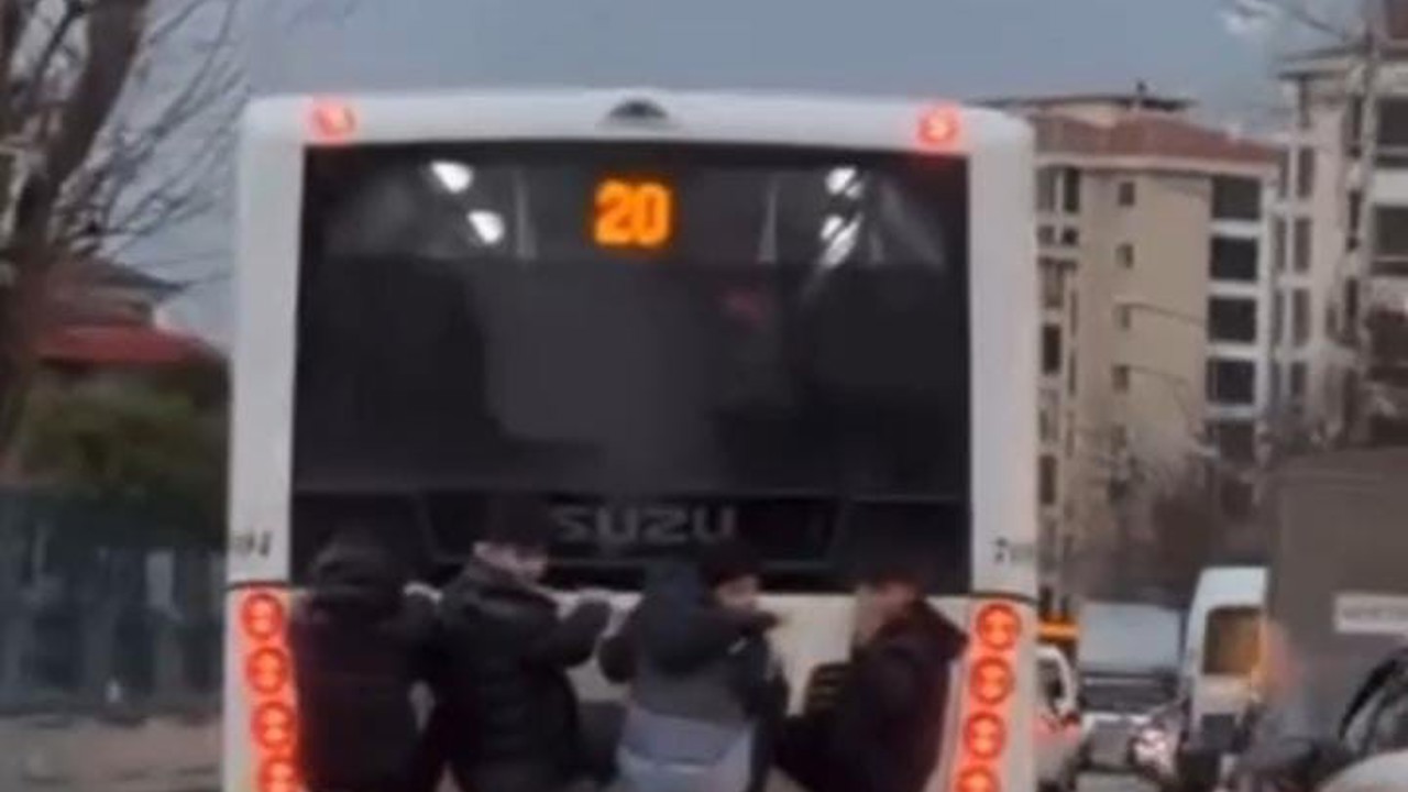 Bursa’da belediye otobüsünde tehlikeli yolculuk
