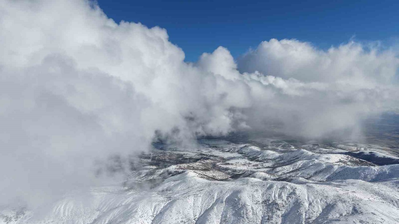 Kar hasretini bin 744 rakımlı dağda giderdiler: Zirvede kış manzarası görsel şölen sundu
