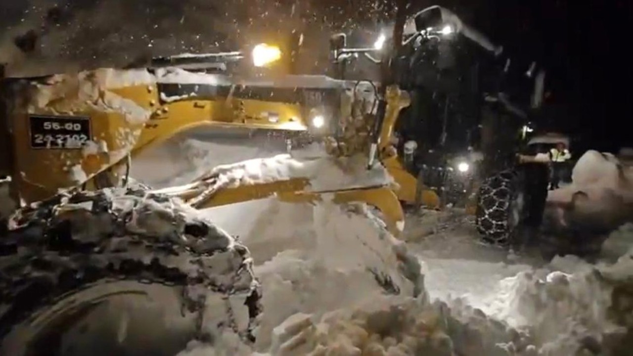 Siirt’te kardan dolayı yolda kalan aile kurtarıldı, yeni doğan bebek hastaneye ulaştırıldı
