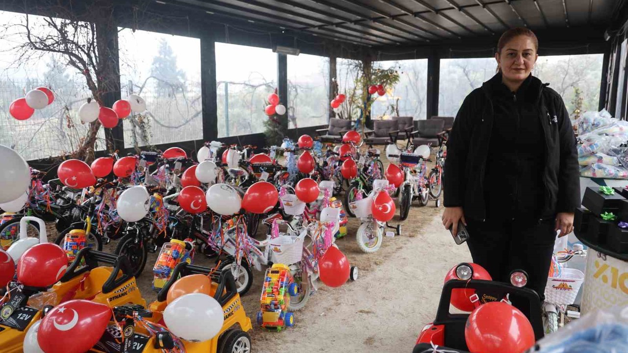 Depremzede öksüz ve yetim çocukların yüzü hediyelerle güldü
