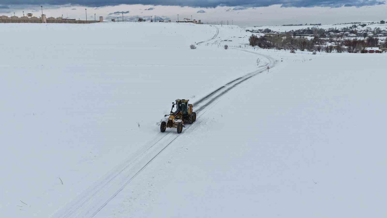 Van’da 283 yerleşim yerinin yolu kapandı
